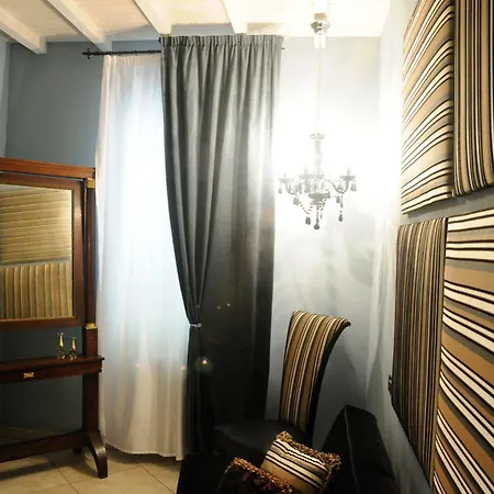 A Casa Dell'antiquario Bed & Breakfast 2*